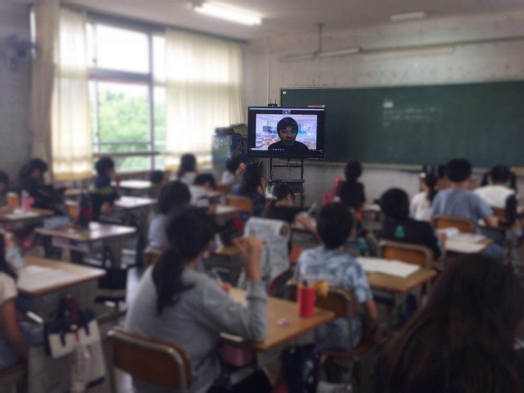 CEO中原が小学校で授業に参加する様子